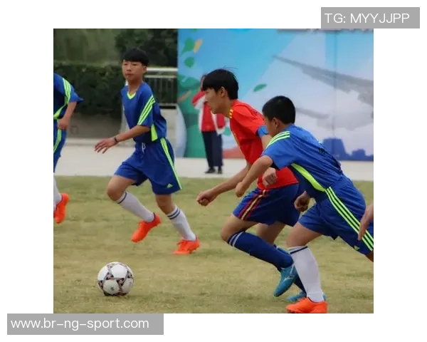 小学校园足球比赛热情洋溢学生们展现青春活力与团队精神